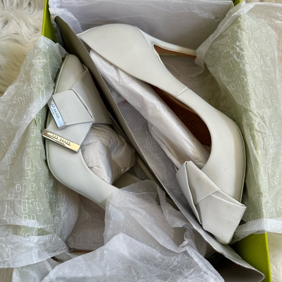 Ted Baker Pumps/heels, Iinessi IVORY, size:9 with bow and hardware - Picture 11 of 12